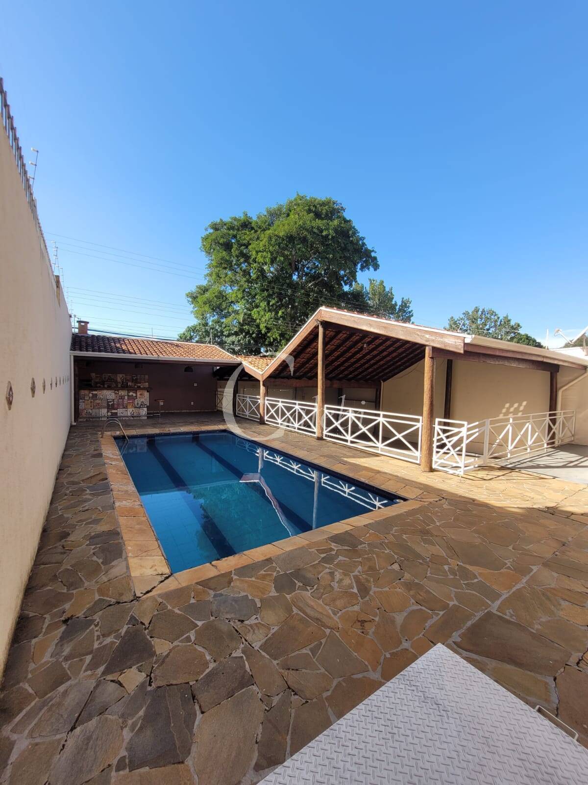 Casa à venda com 4 quartos, 230m² - Foto 1