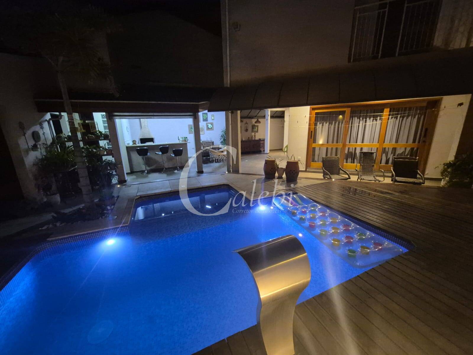 Casa à venda com 3 quartos, 217m² - Foto 1