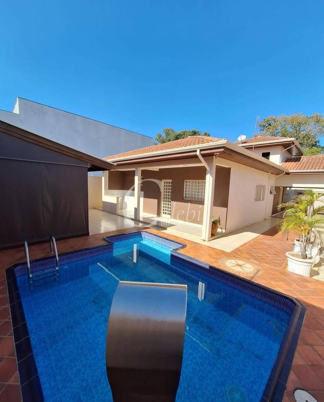 Casa à venda com 3 quartos, 198m² - Foto 1